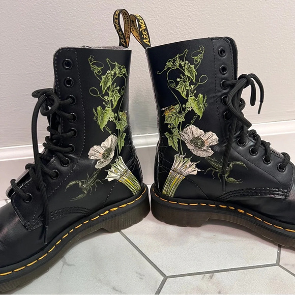 Dr. Martens 1490 WB Wild Botanics Floral Black Combat Boots Size 6 Womens - Picture 2 of 8